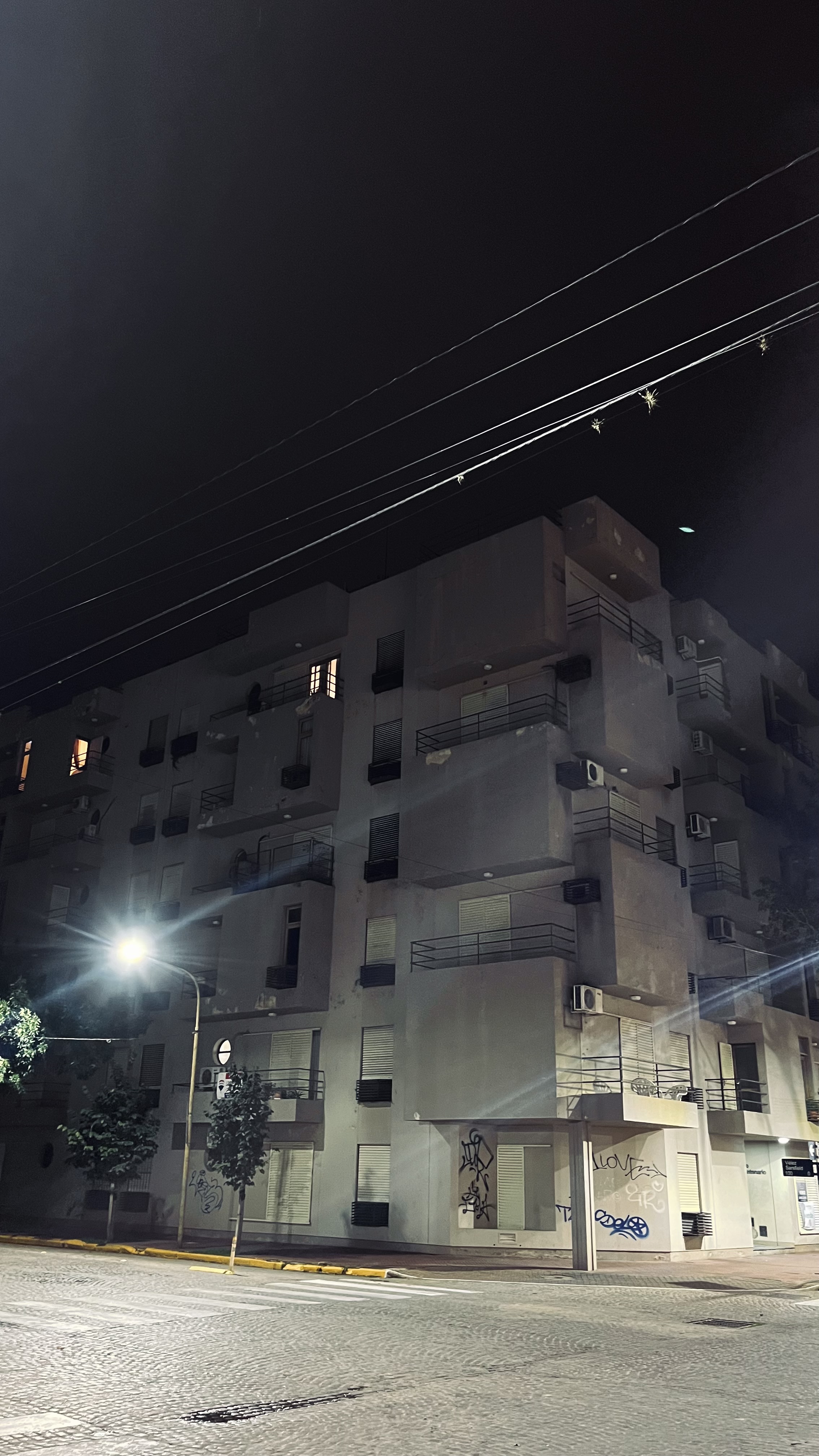Edificio y cables iluminados de noche