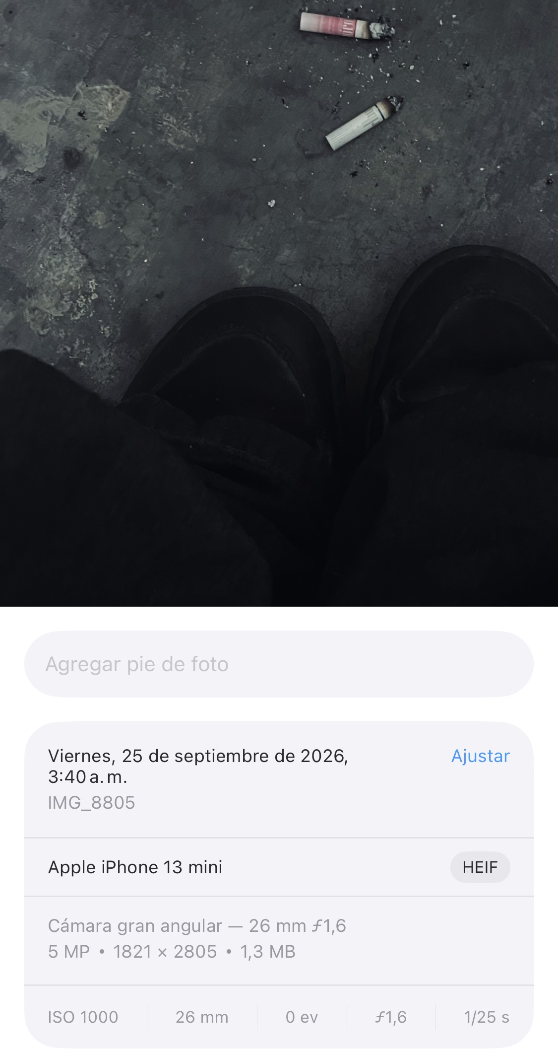 Captura de una foto de zapatillas negras y encendedores con su información original